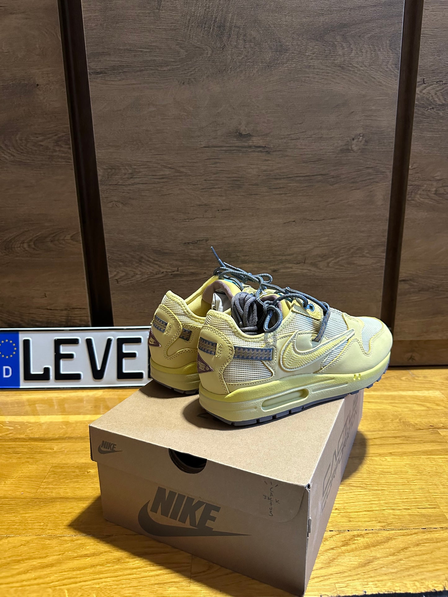 Nike Air Mx 1 x Travis Scott "Saturn Gold"