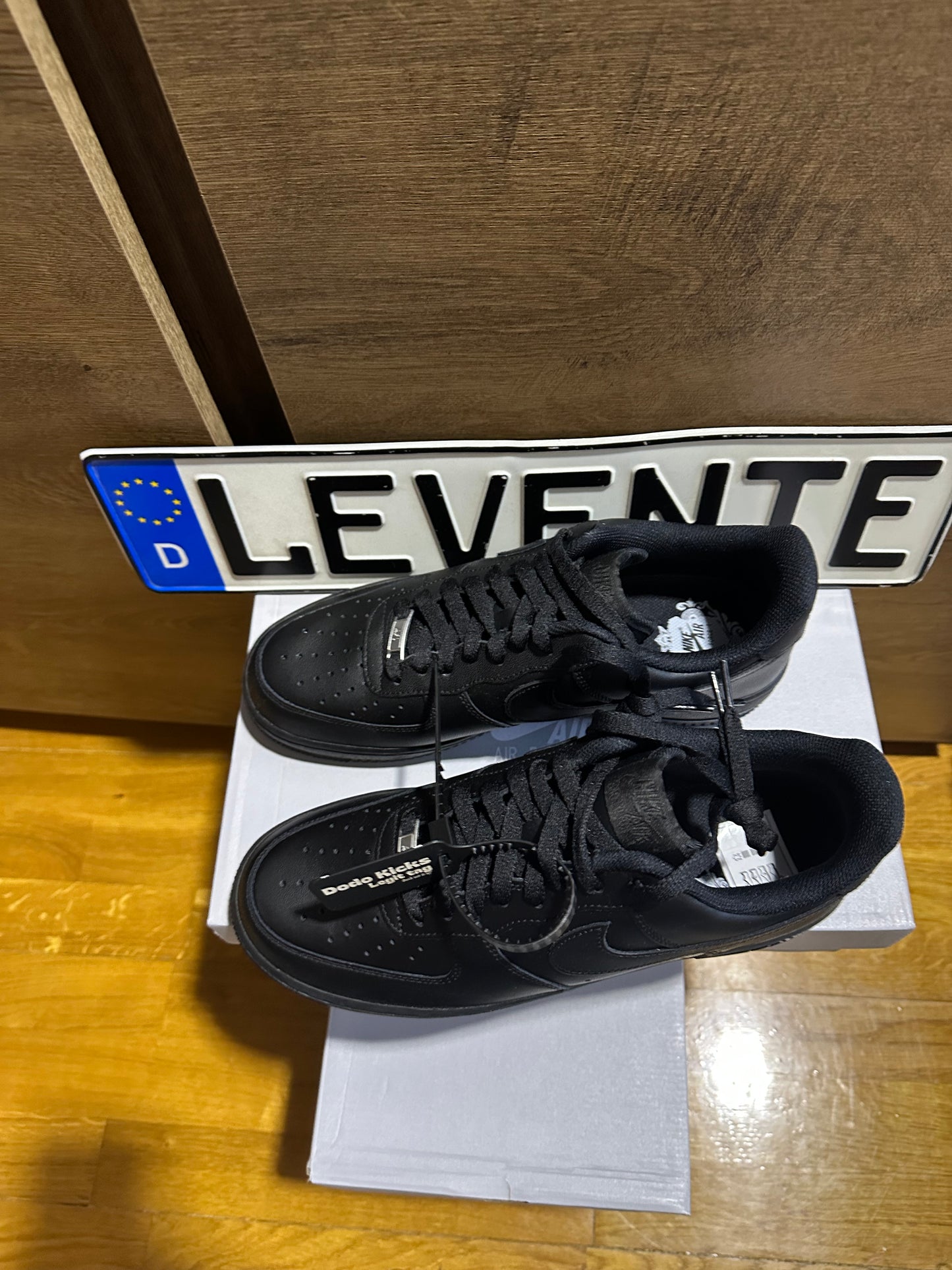 Nike Air Force 1 Triple Black fenti nézet