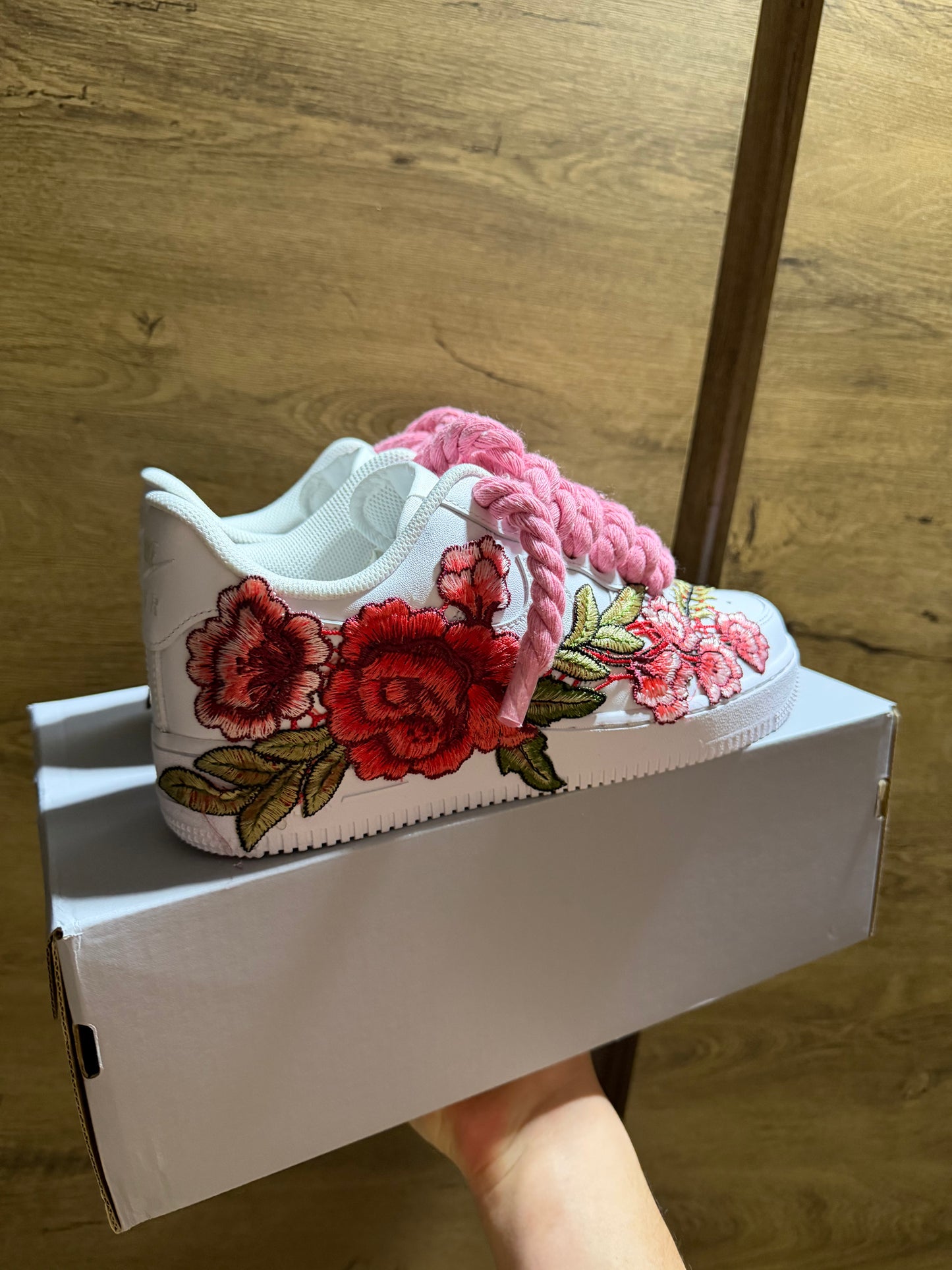 Nike Air Force 1 White "ROSE ROPELACE PINK” sarok nézet