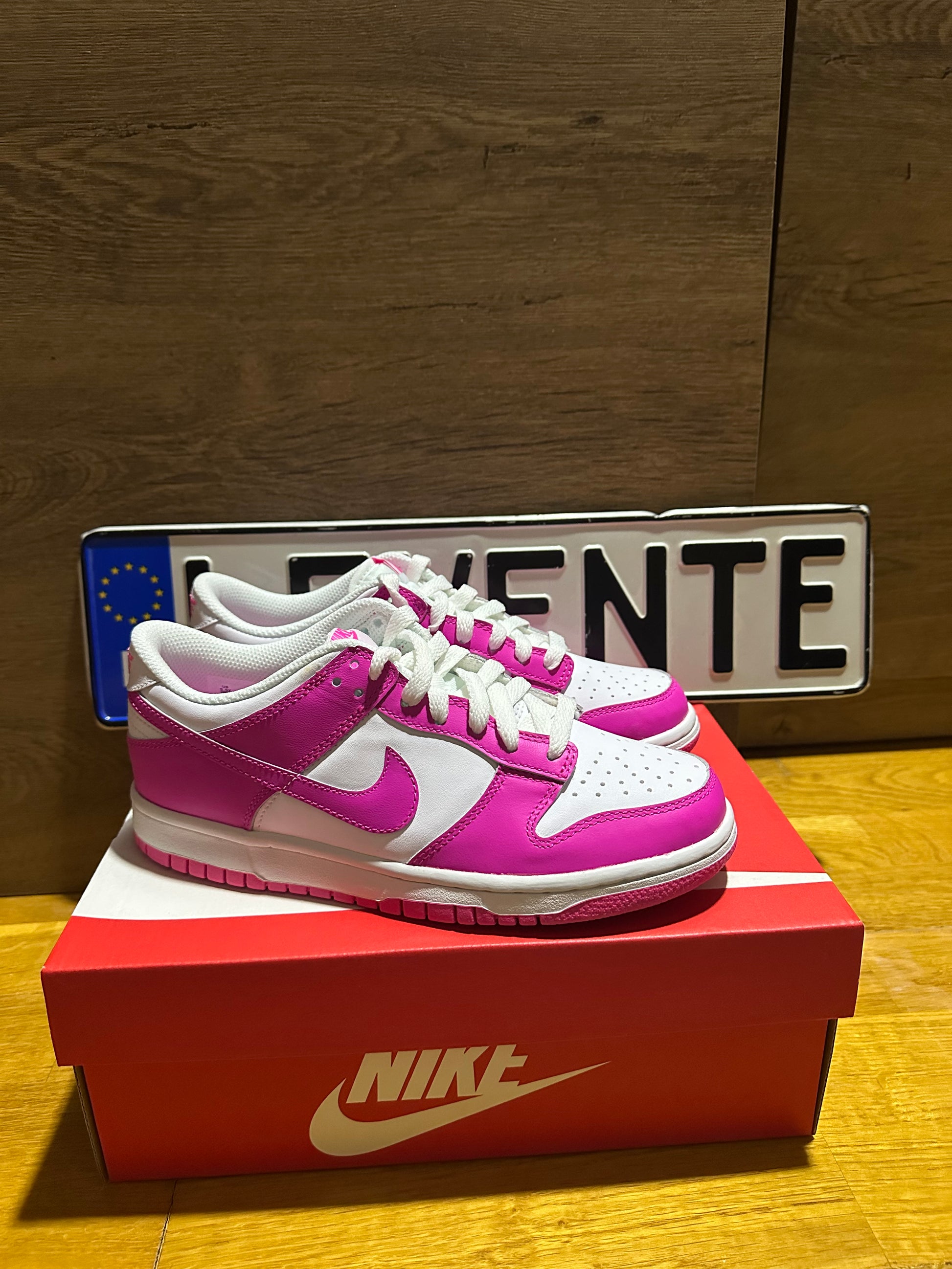 nike dunk fuchsia