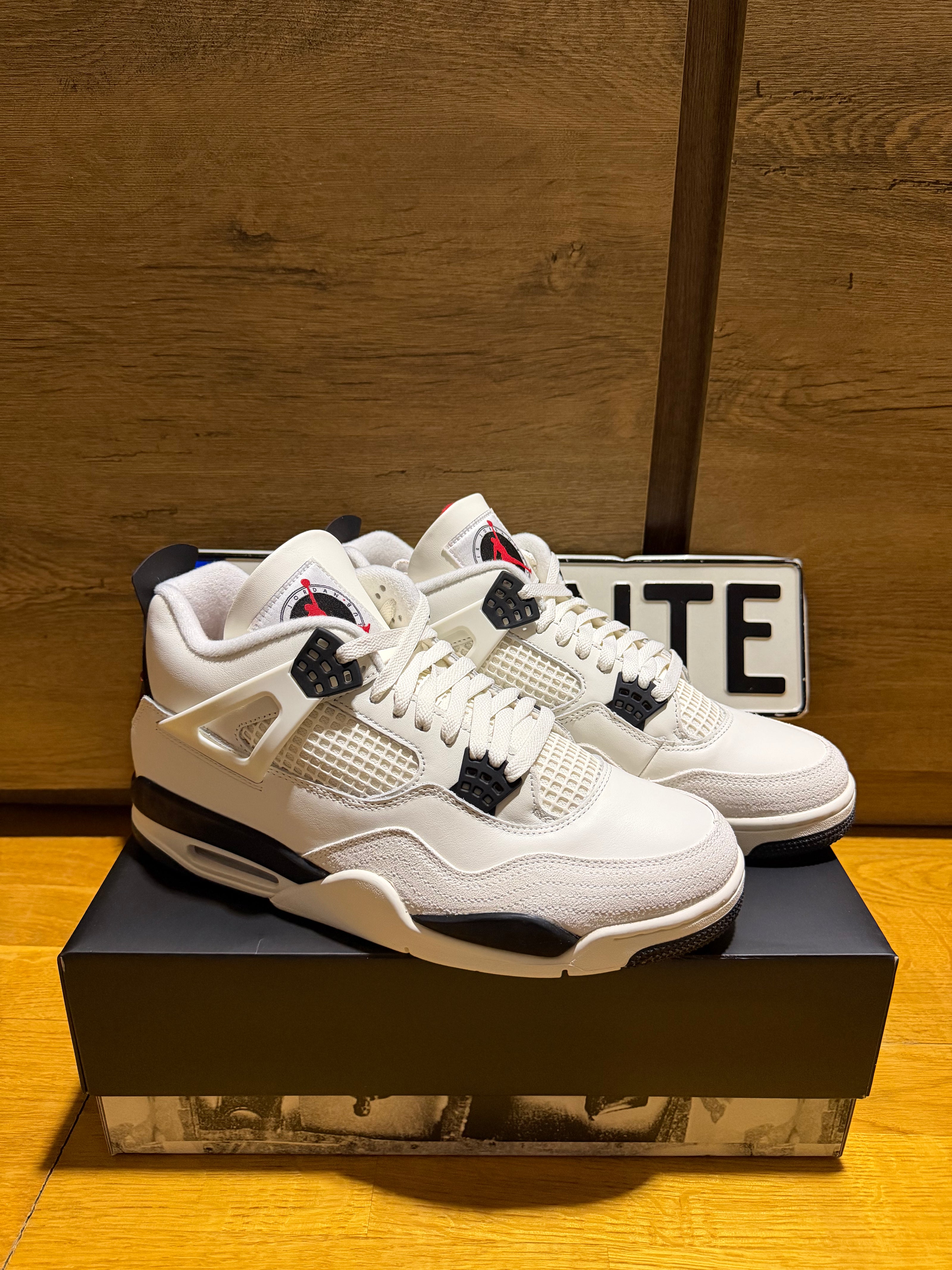 Air Jordan 4 Retro “Flight Club” elöl