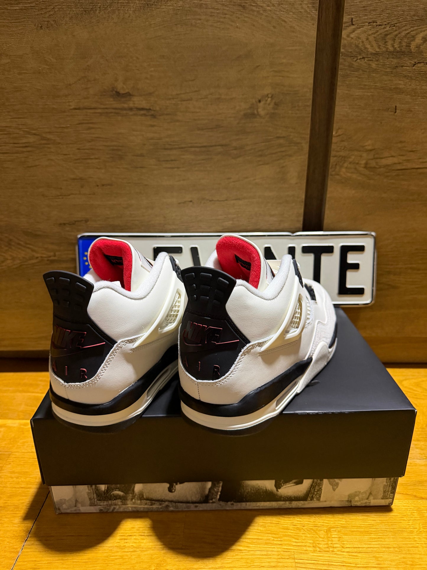 Air Jordan 4 Retro “Flight Club” sarok