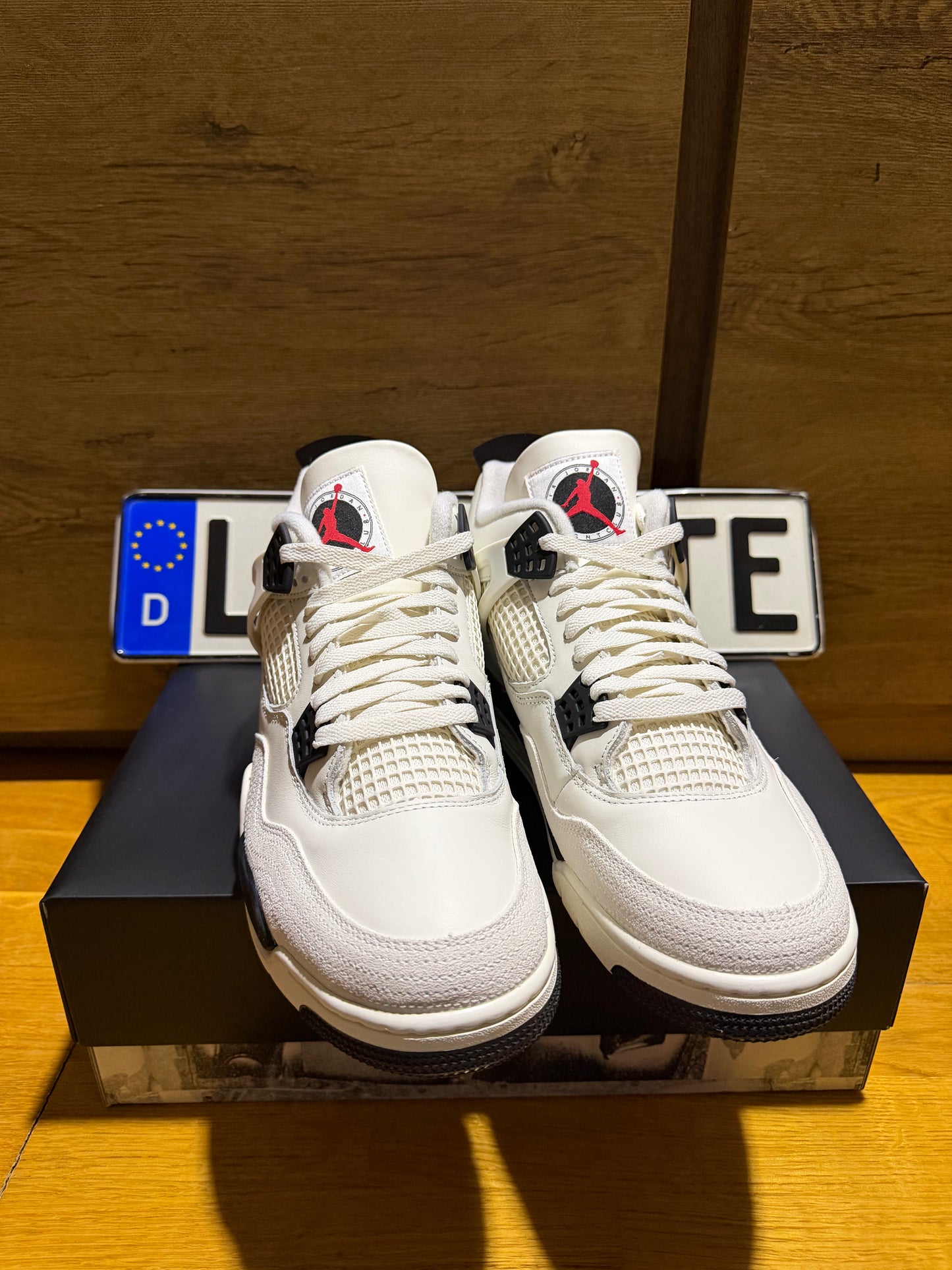 Air Jordan 4 Retro “Flight Club” szembe