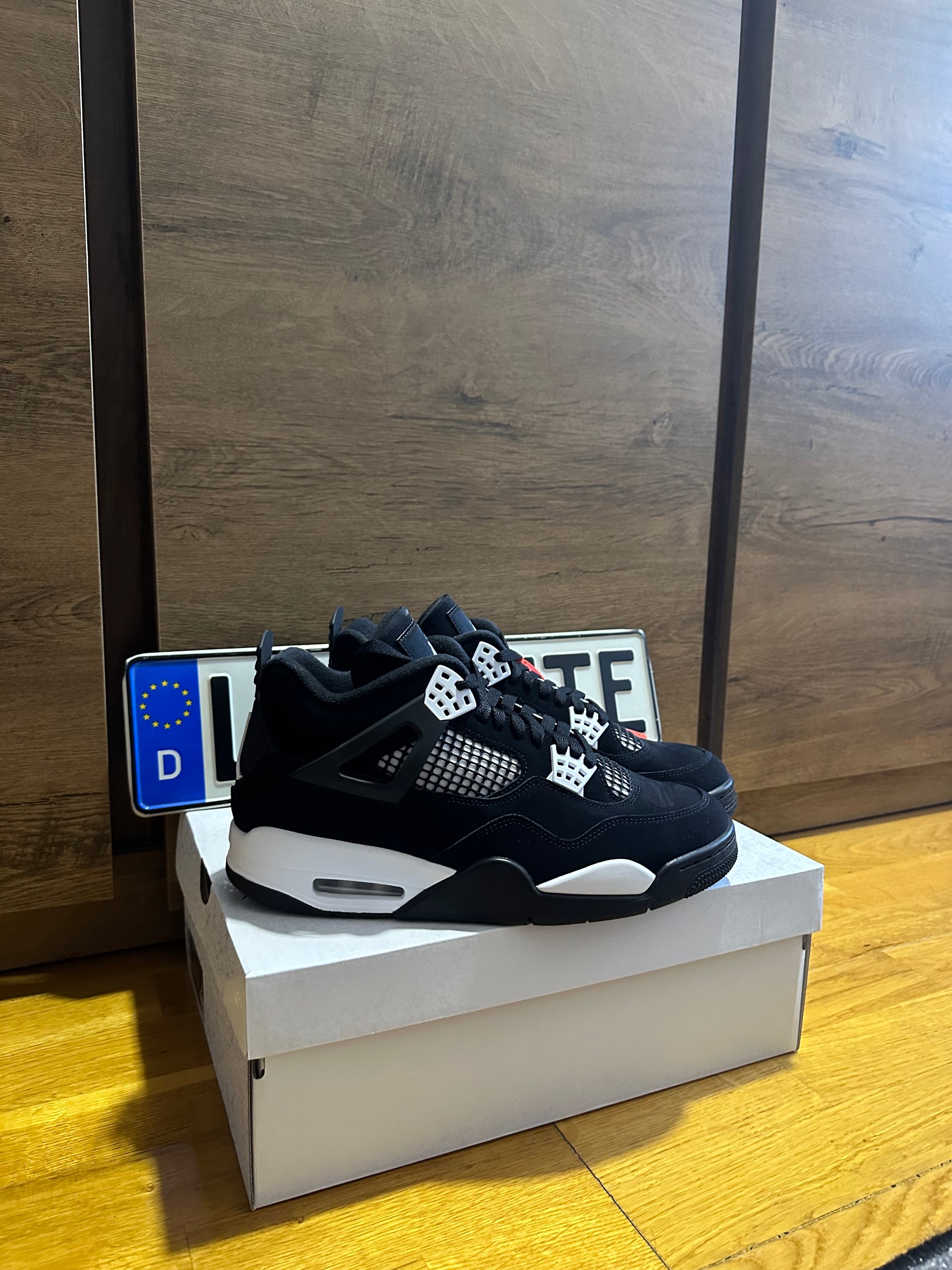 Air Jordan 4 Retro "White Thunder" sarok nézet