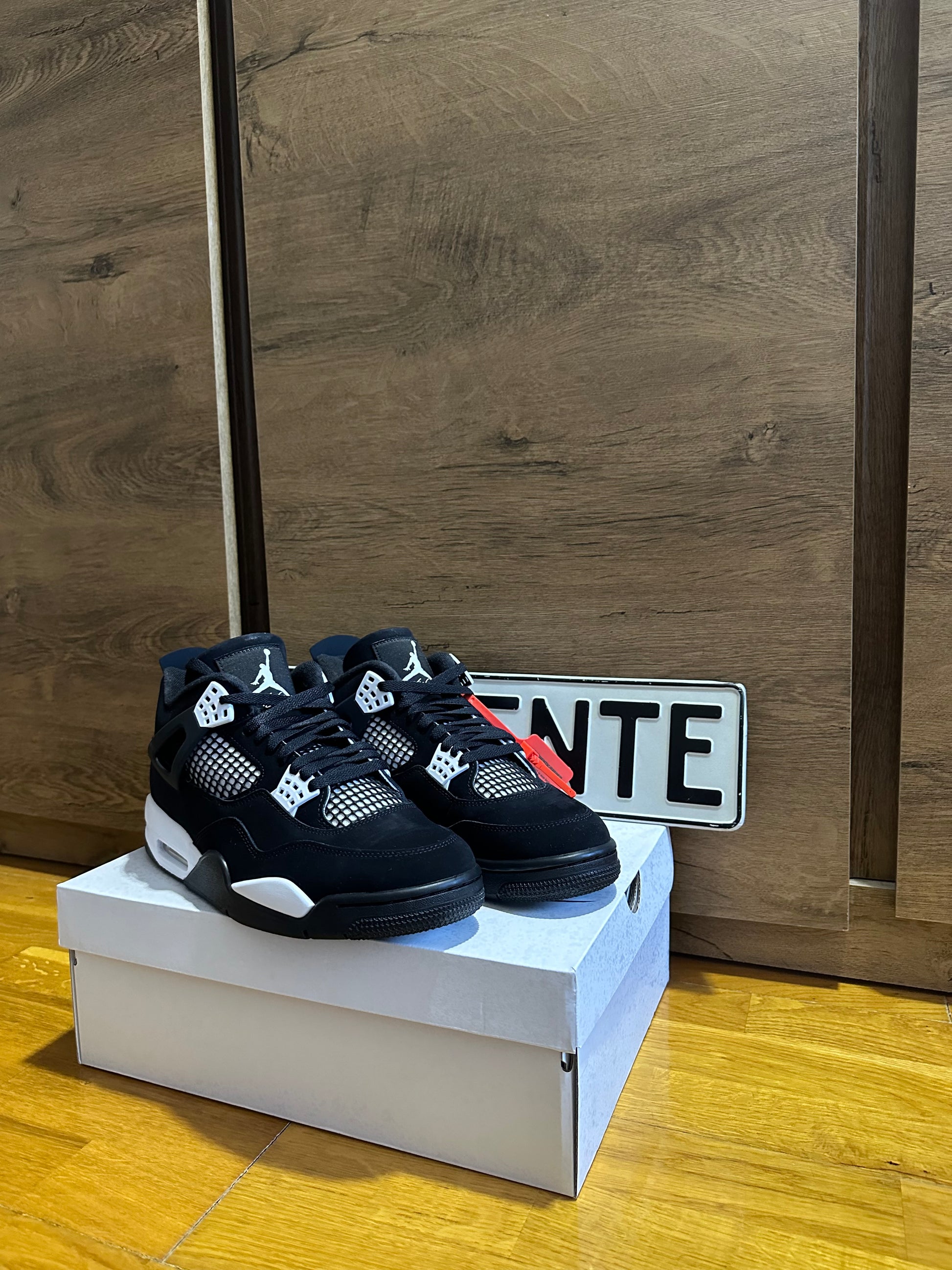 Air Jordan 4 Retro "White Thunder" szembe nézet