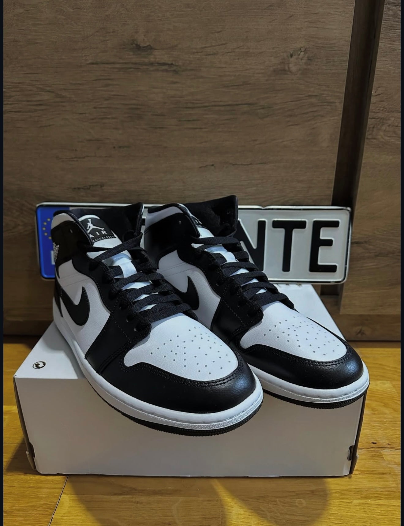 Jordan 1 Mid “Panda”