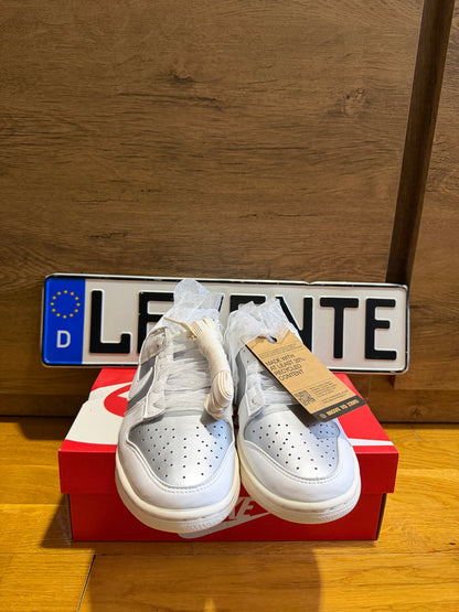 Nike Dunk “Metallic Platinum”