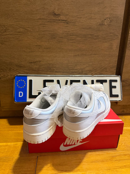 Nike Dunk “Metallic Platinum”