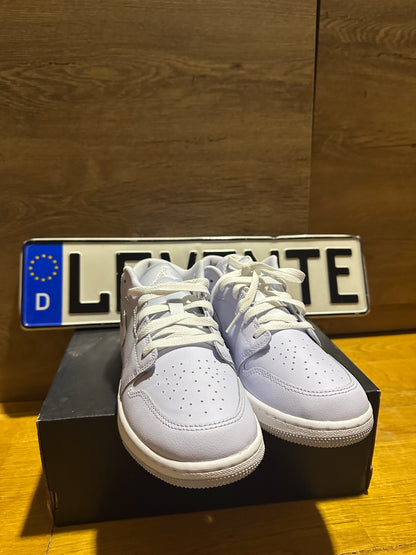 Jordan 1 Low "Cobalt” szembe nézet
