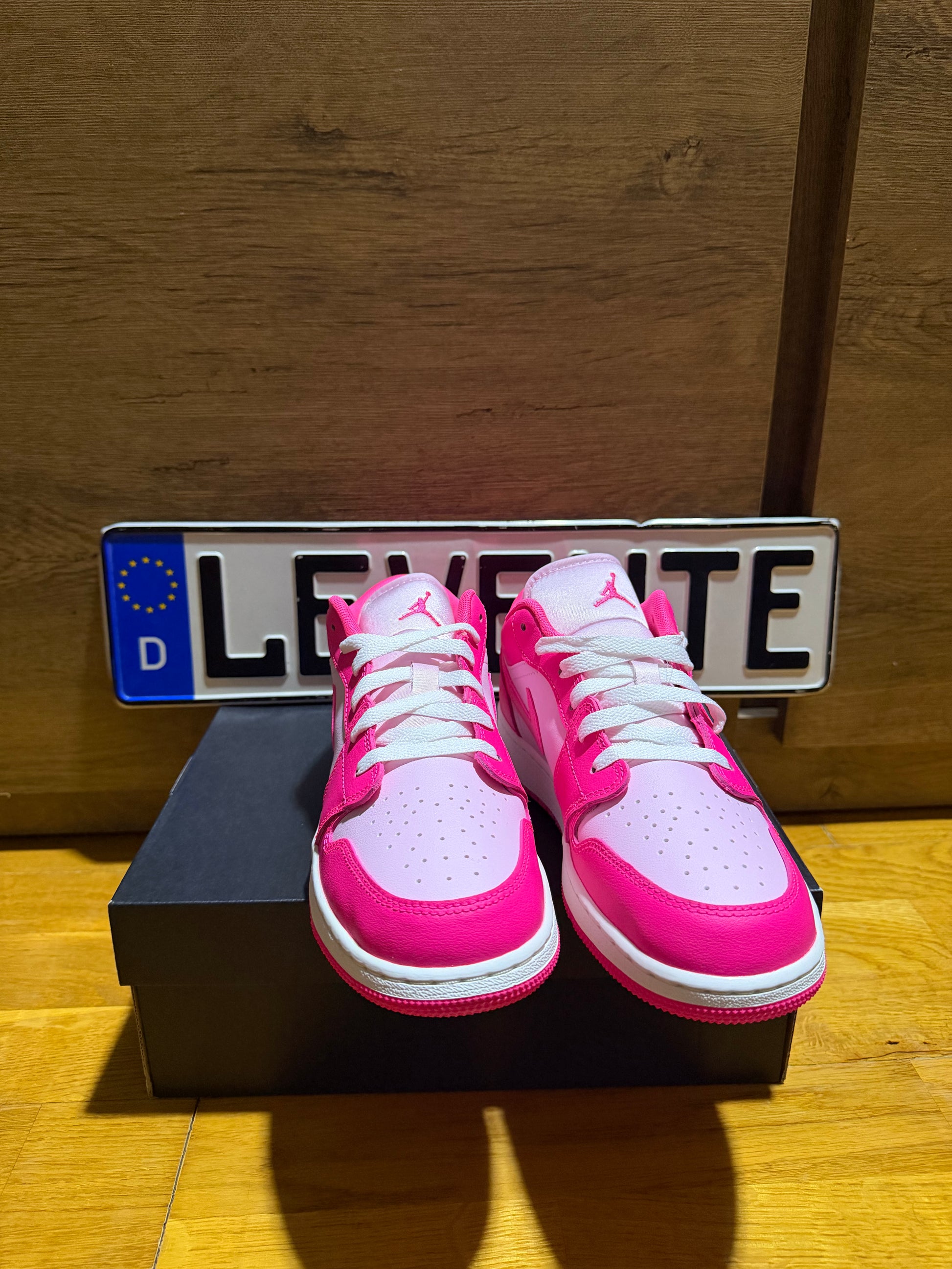 Jordan 1 Low "Fierce Pink” oldal nézet