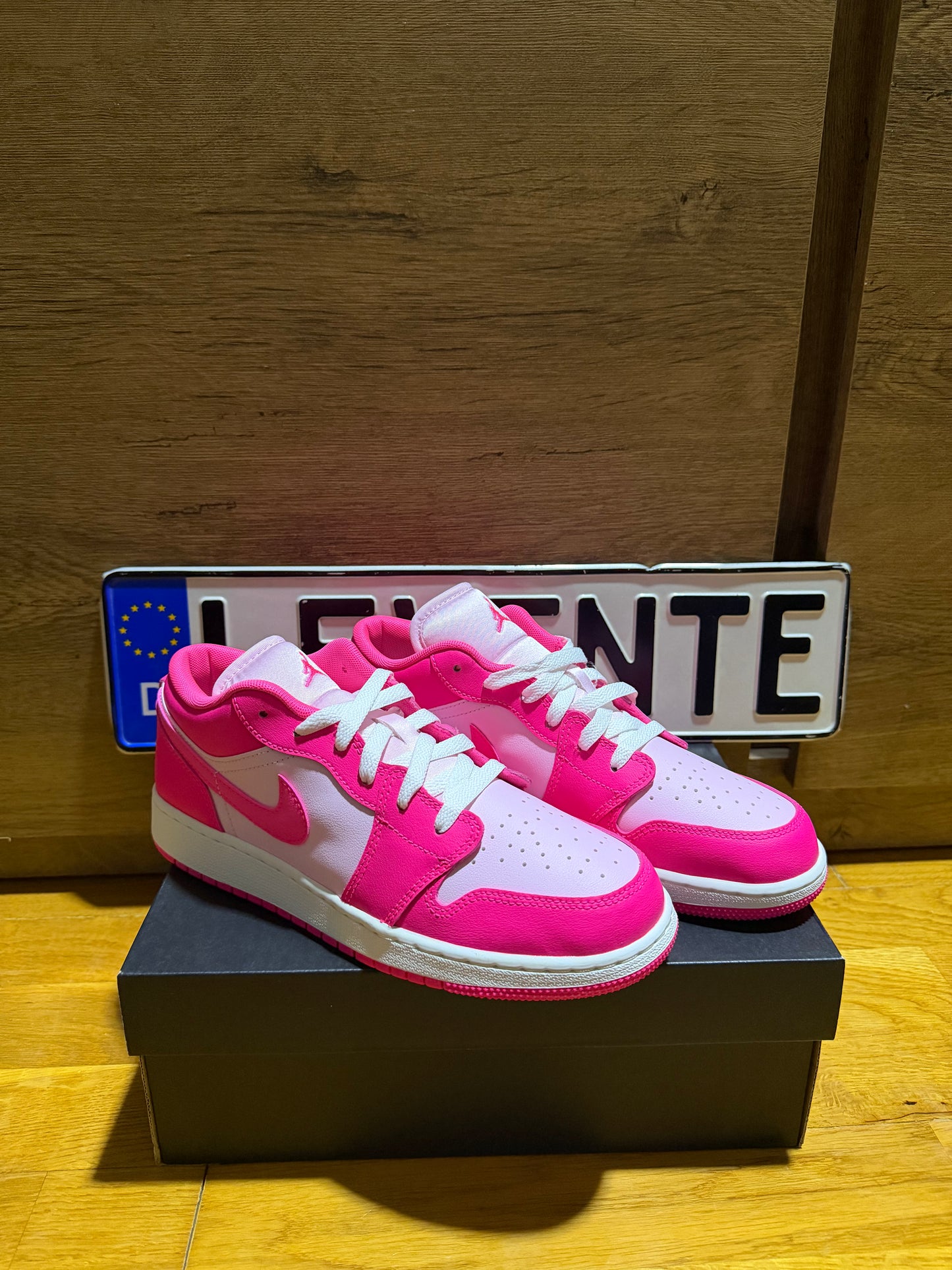 Jordan 1 Low "Fierce Pink” szembe nézet