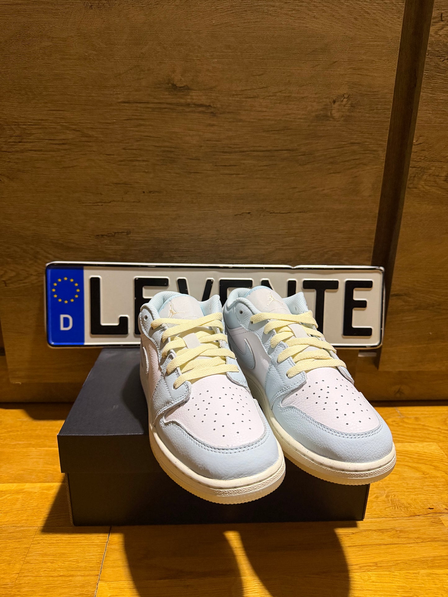 Jordan 1 Low "Glacier Blue” oldal nézet