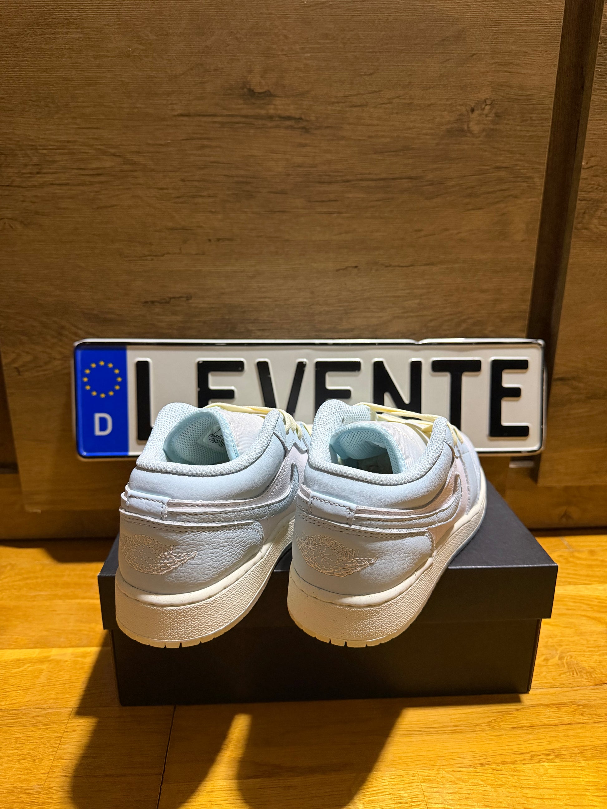 Jordan 1 Low "Glacier Blue” sarok nézet