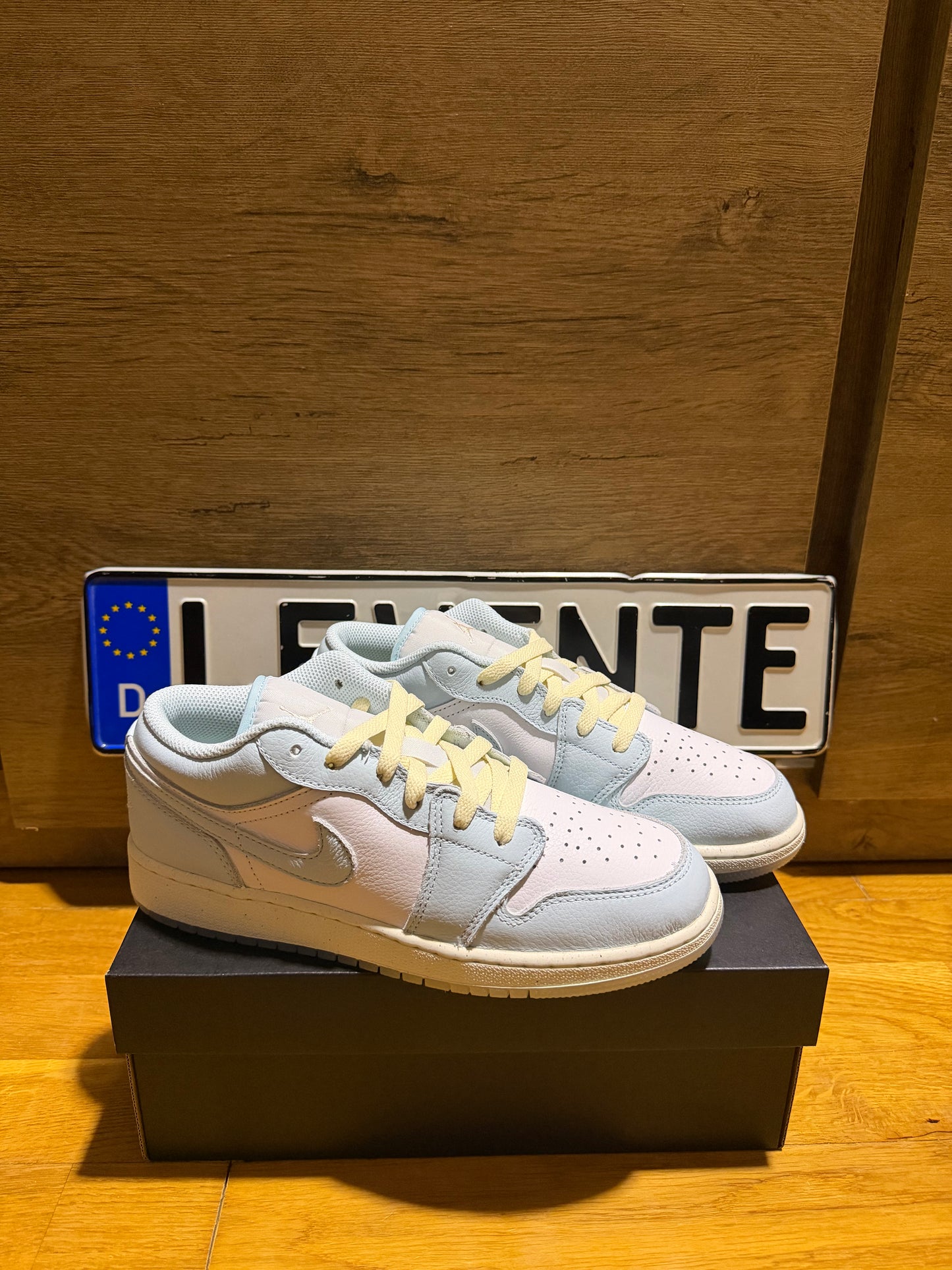 Jordan 1 Low "Glacier Blue” szembe nézet