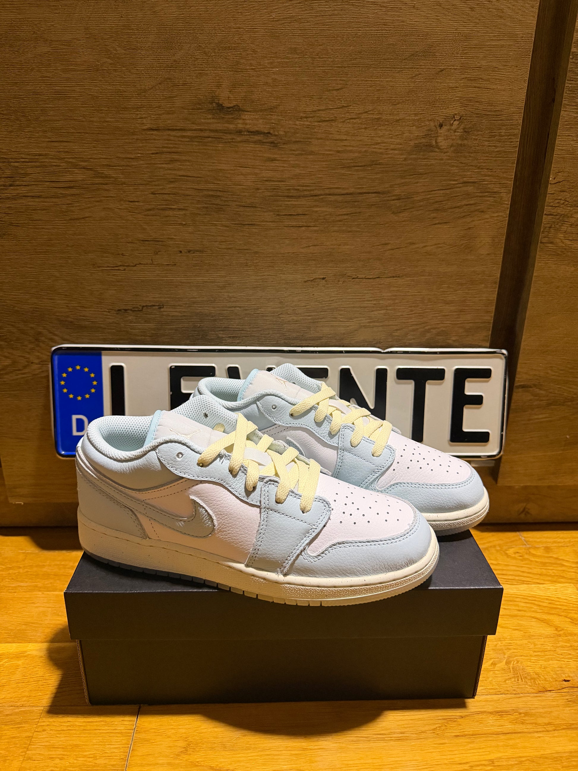 Jordan 1 Low "Glacier Blue” szembe nézet