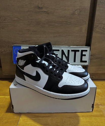 Jordan 1 Mid "Panda" oldal nézet