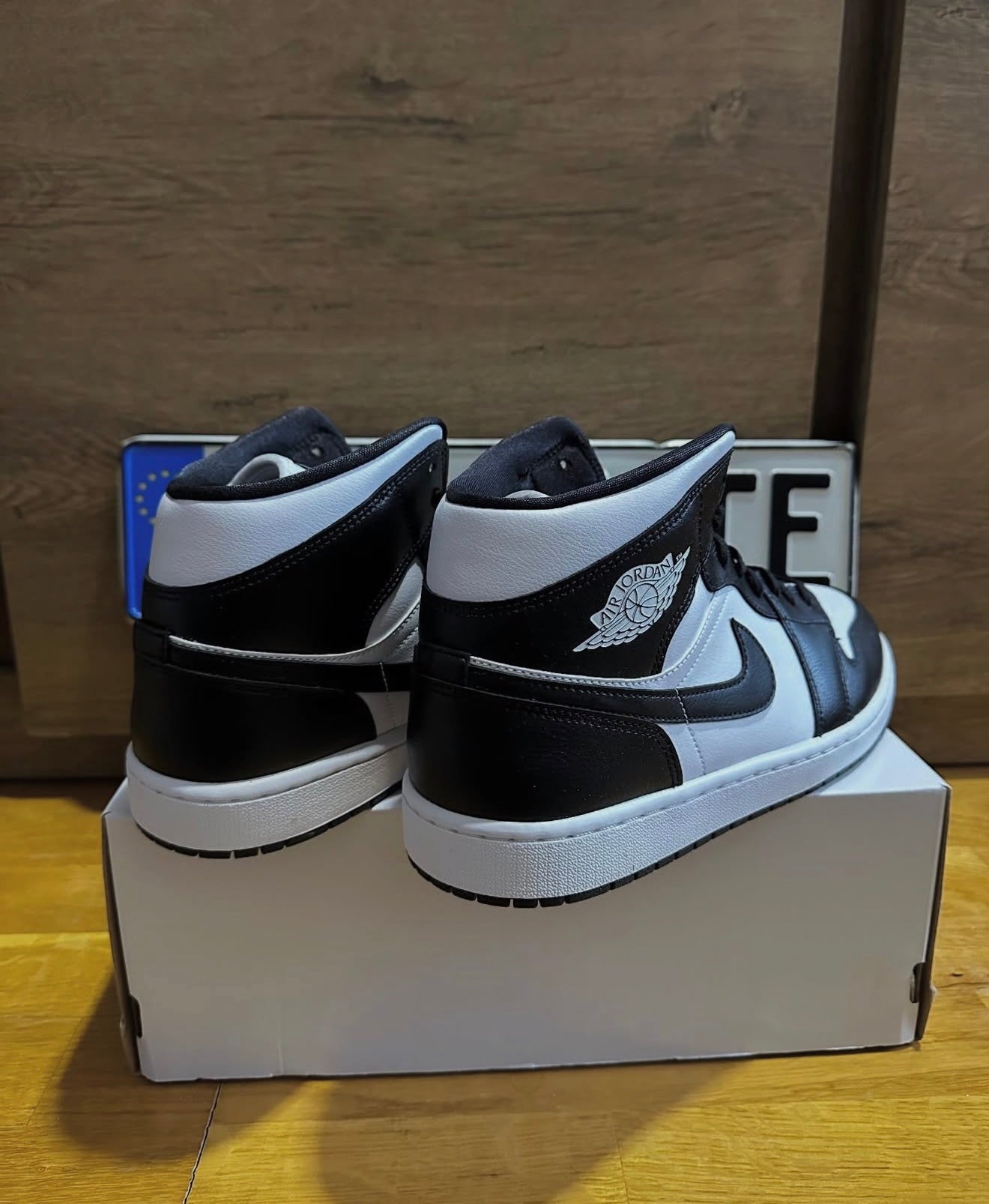 Jordan 1 Mid "Panda" sarok nézet