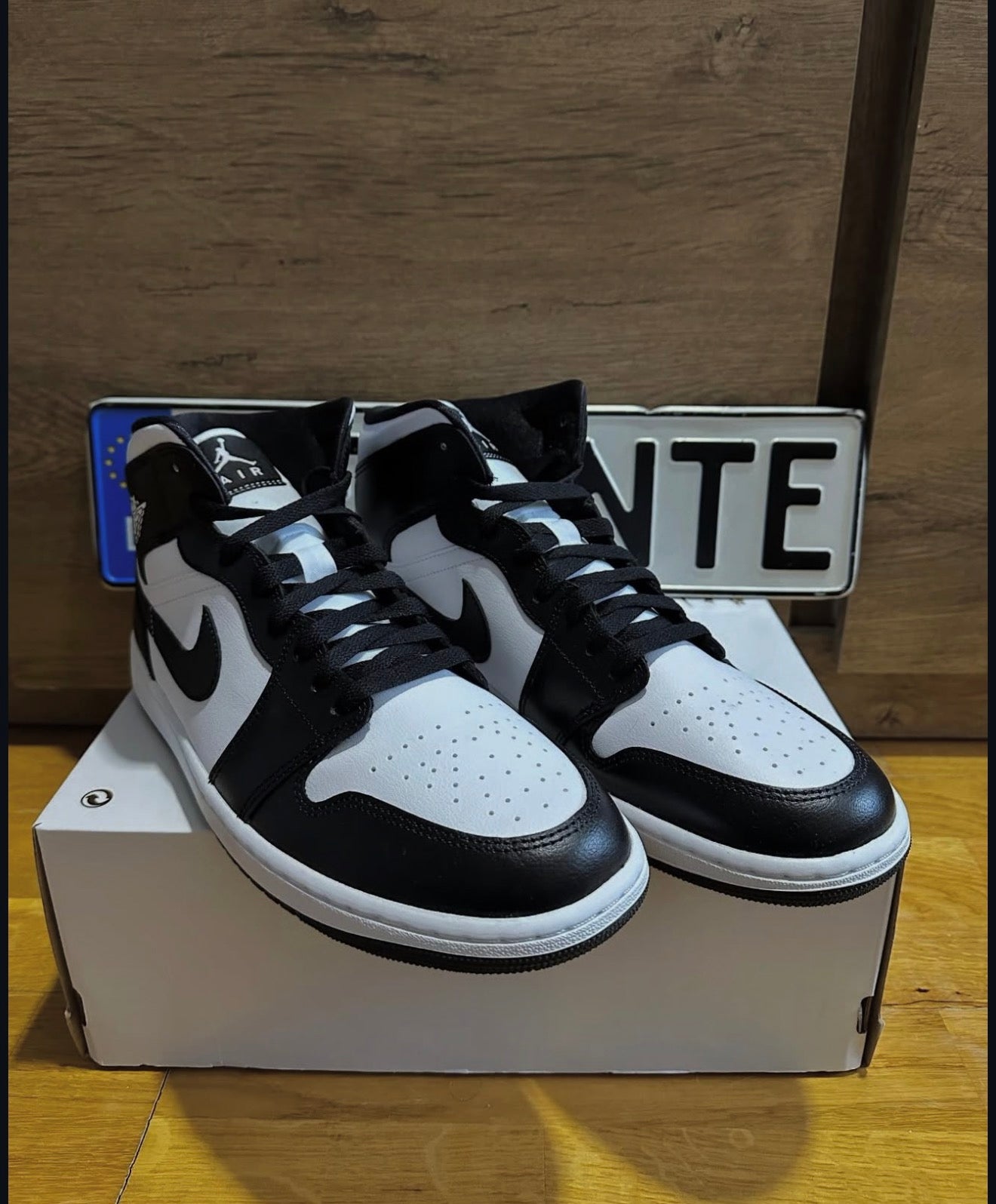 Jordan 1 Mid "Panda" szembe nézet