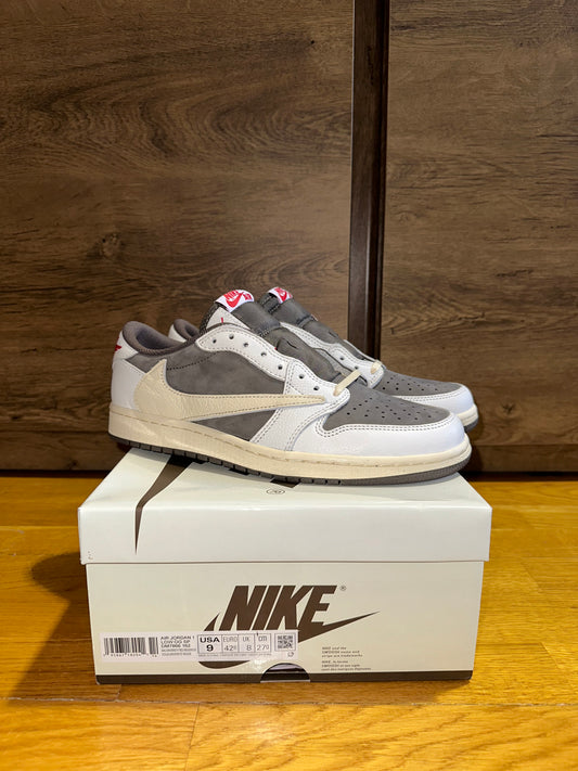 Jordan x Travis Scott Air Jordan 1 Retro Low "Reverse Mocha" oldal nézet