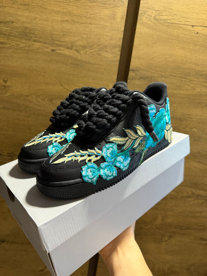 Nike Air Force 1 Black "DOUBLE ROSE CYAN ROPELACE” szembe nézet