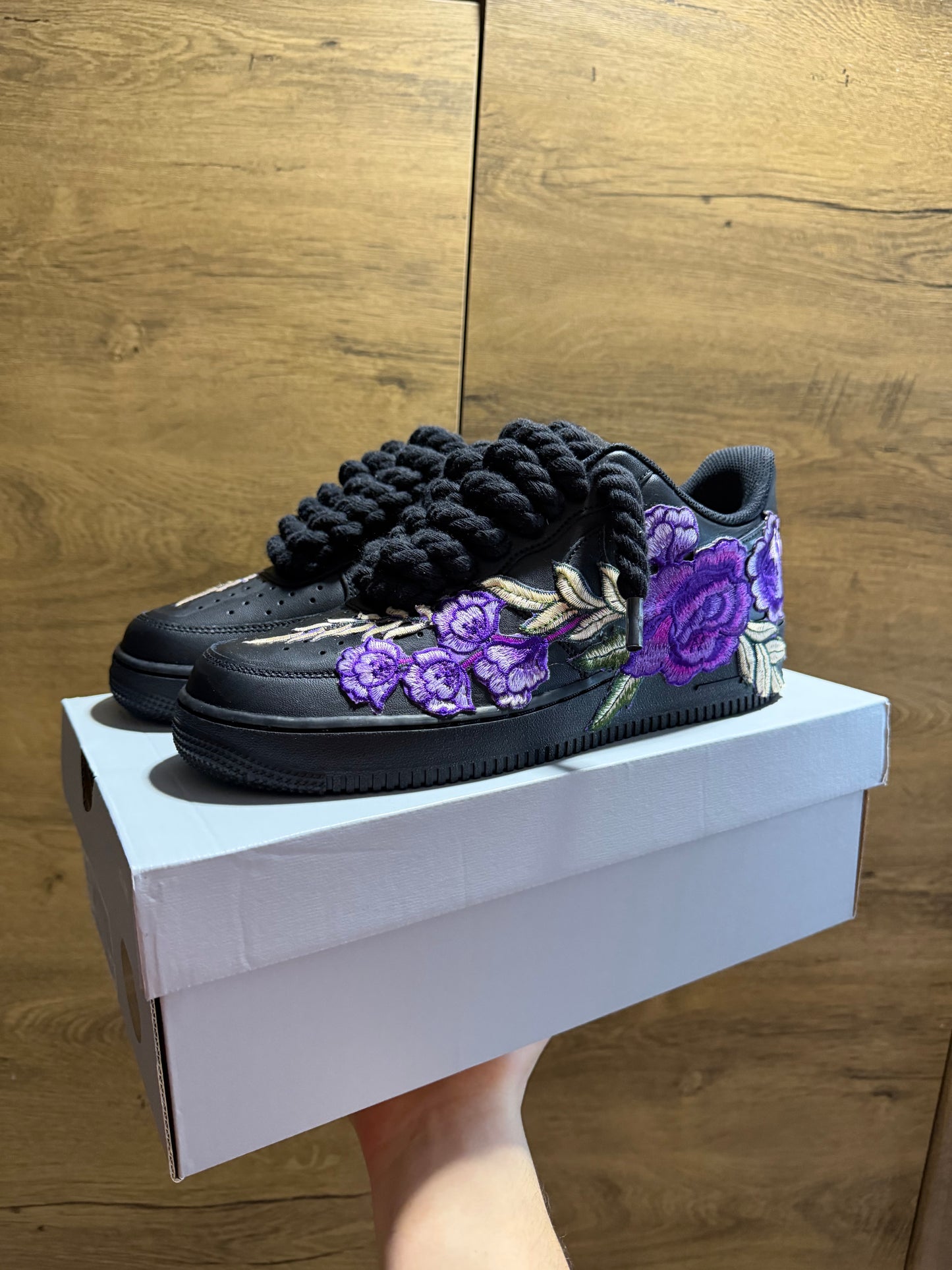 Nike Air Force 1 Black "ROSE PURPLE ROPELACE” elöl nézet