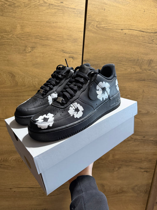 Nike Air Force 1 Black "White Denim Tears” elöl nézet