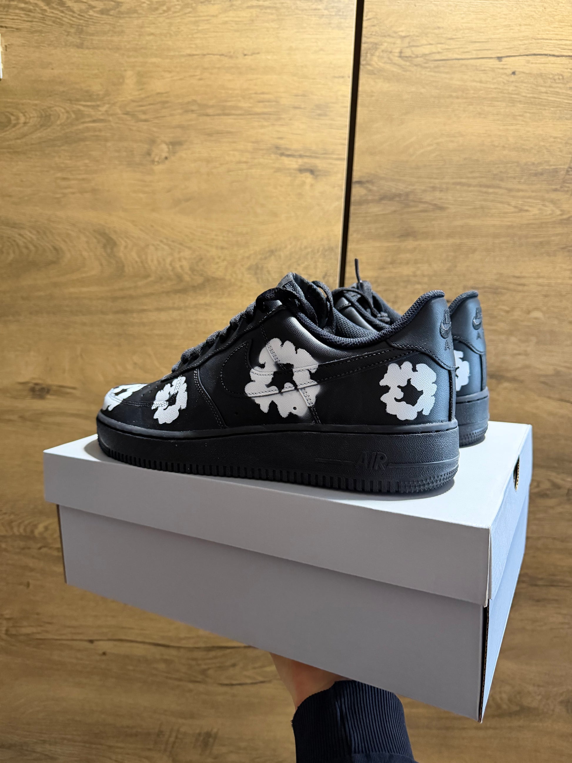 Nike Air Force 1 Black "White Denim Tears” sarok nézet