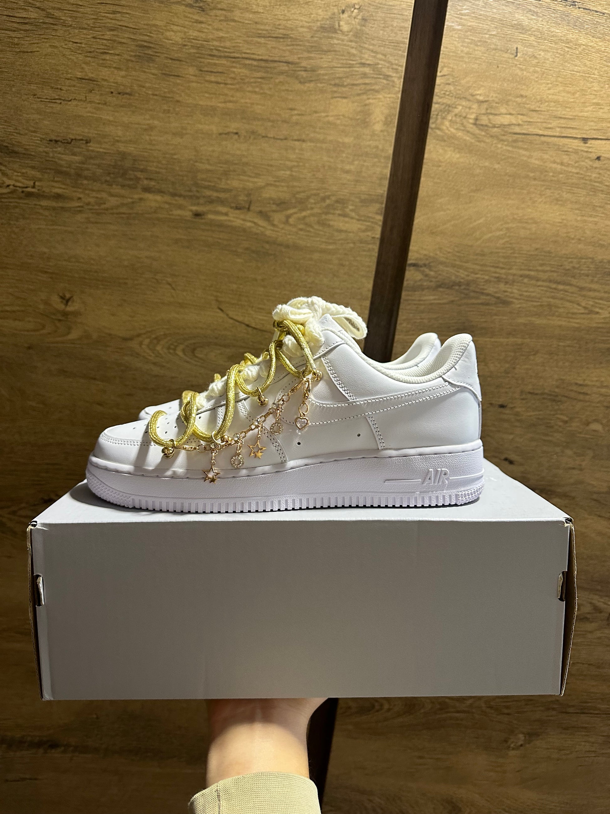 Nike Air Force 1 "Charmy Gold" oldal nézet