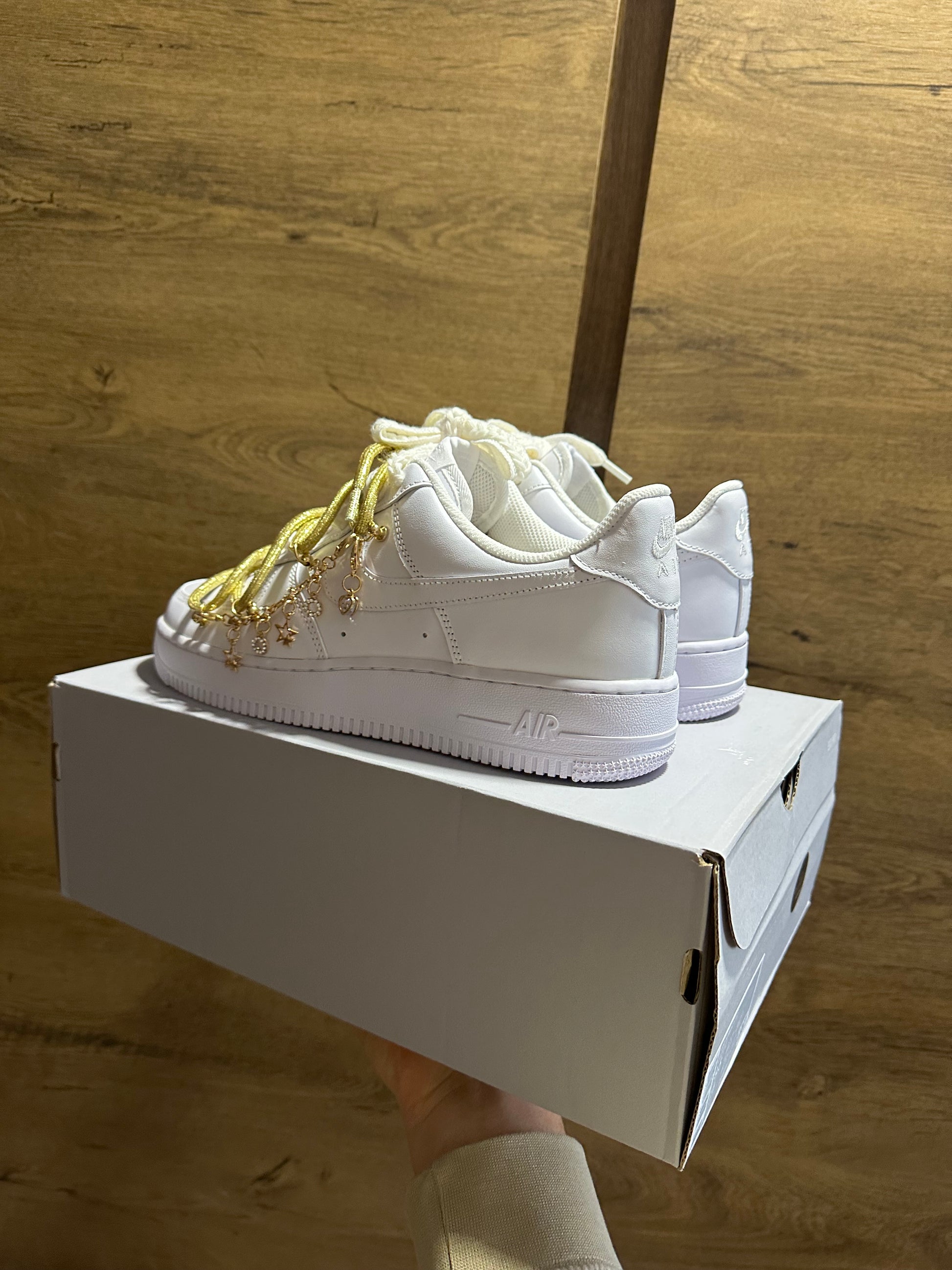 Nike Air Force 1 "Charmy Gold" sarok nézet