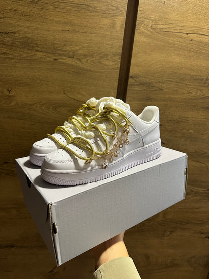 Nike Air Force 1 "Charmy Gold" szembe nézet