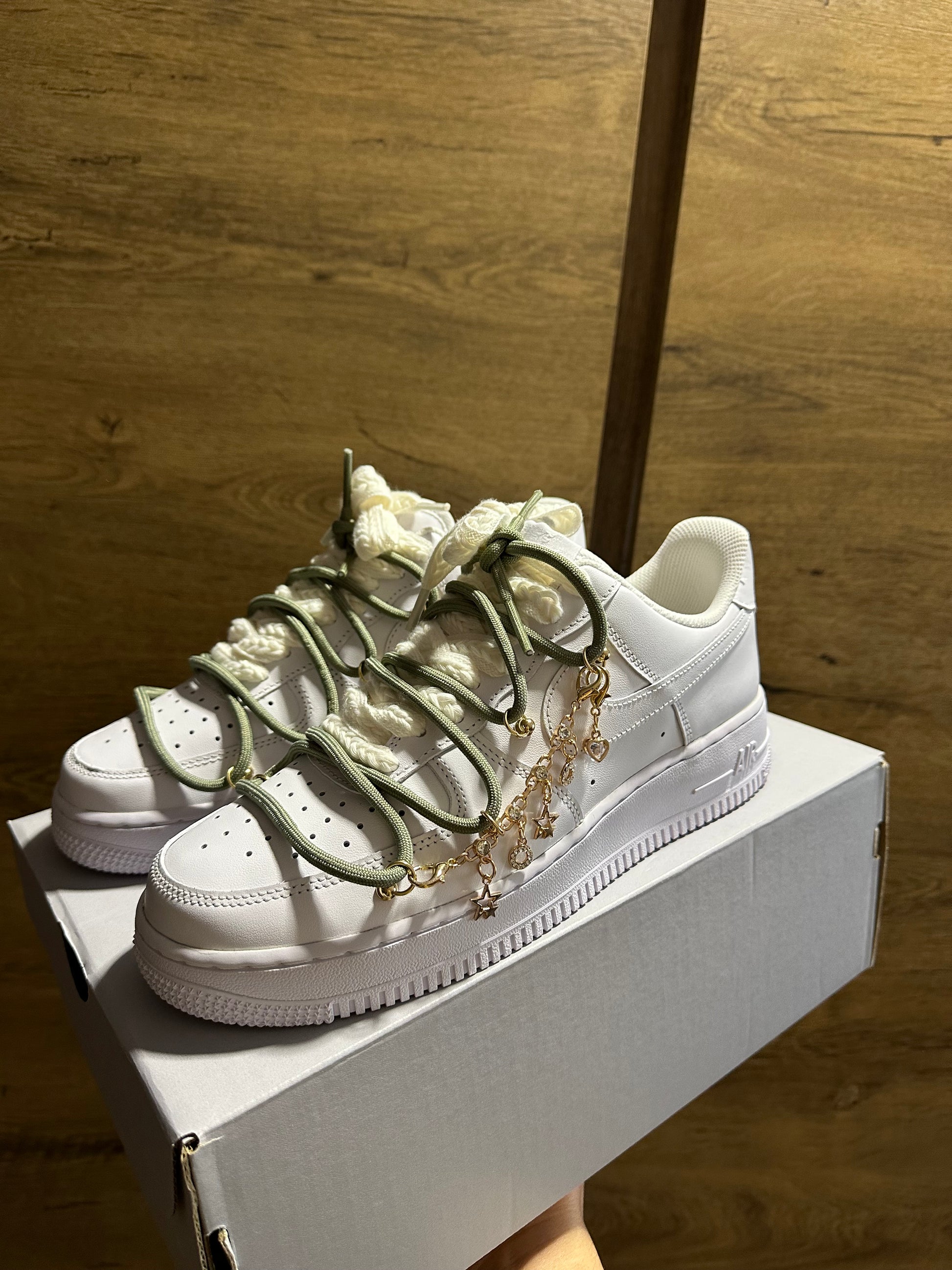 Nike Air Force 1 "Charmy Green" szembe nézet