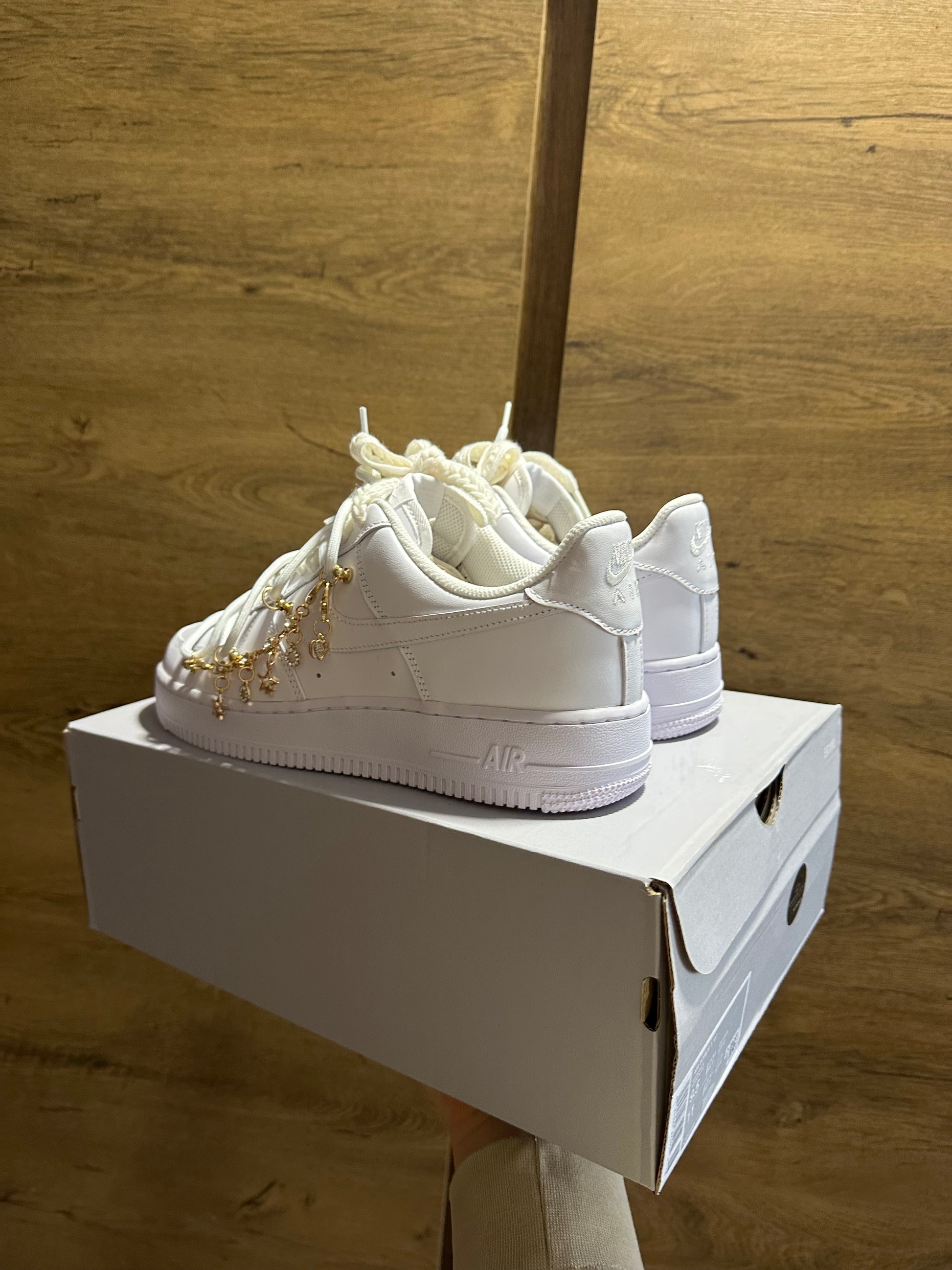 Nike Air Force 1 "Charmy White" sarok nézet