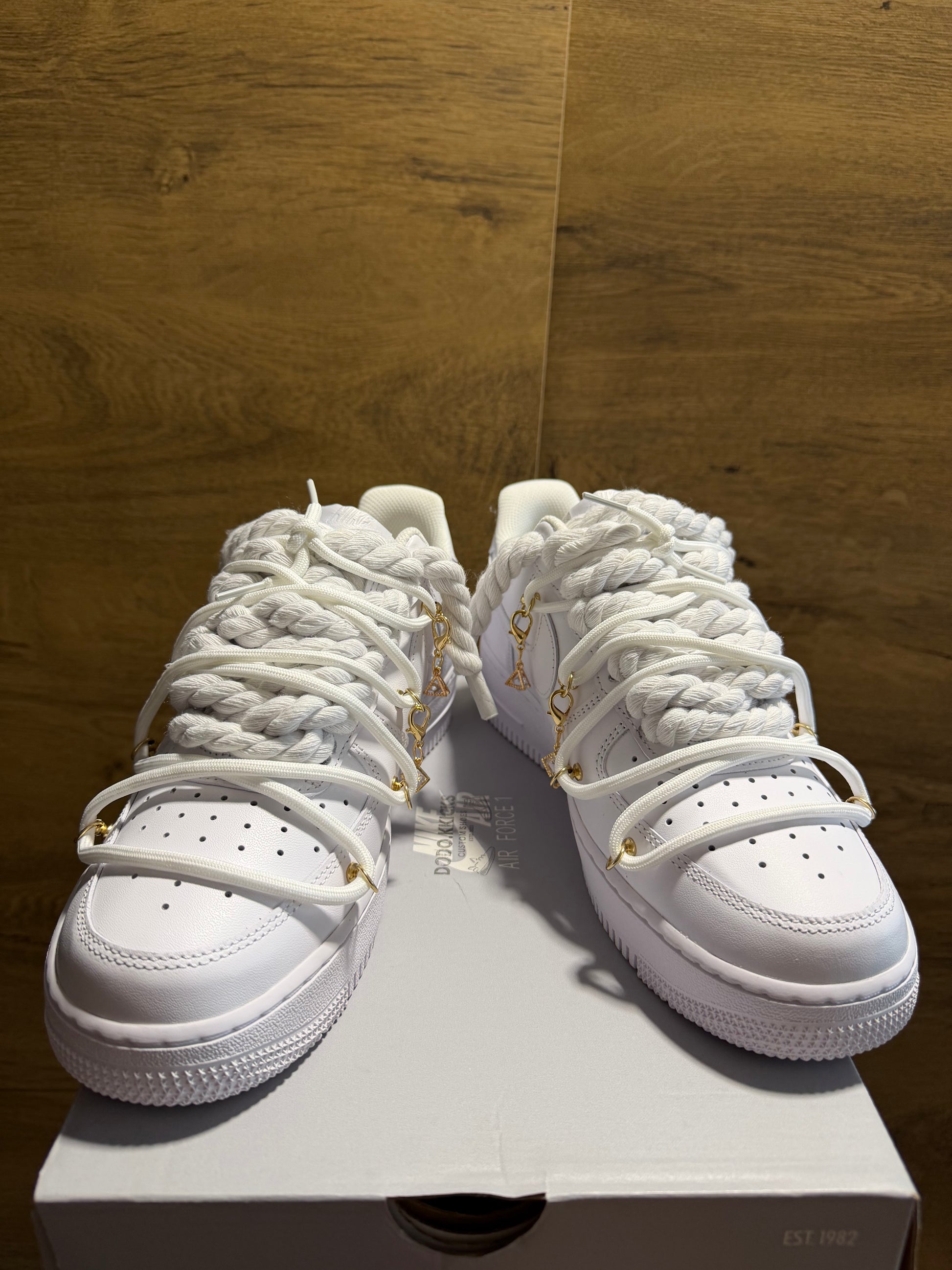 Nike Air Force 1 RopeLace "Charmy White" szembe nézet