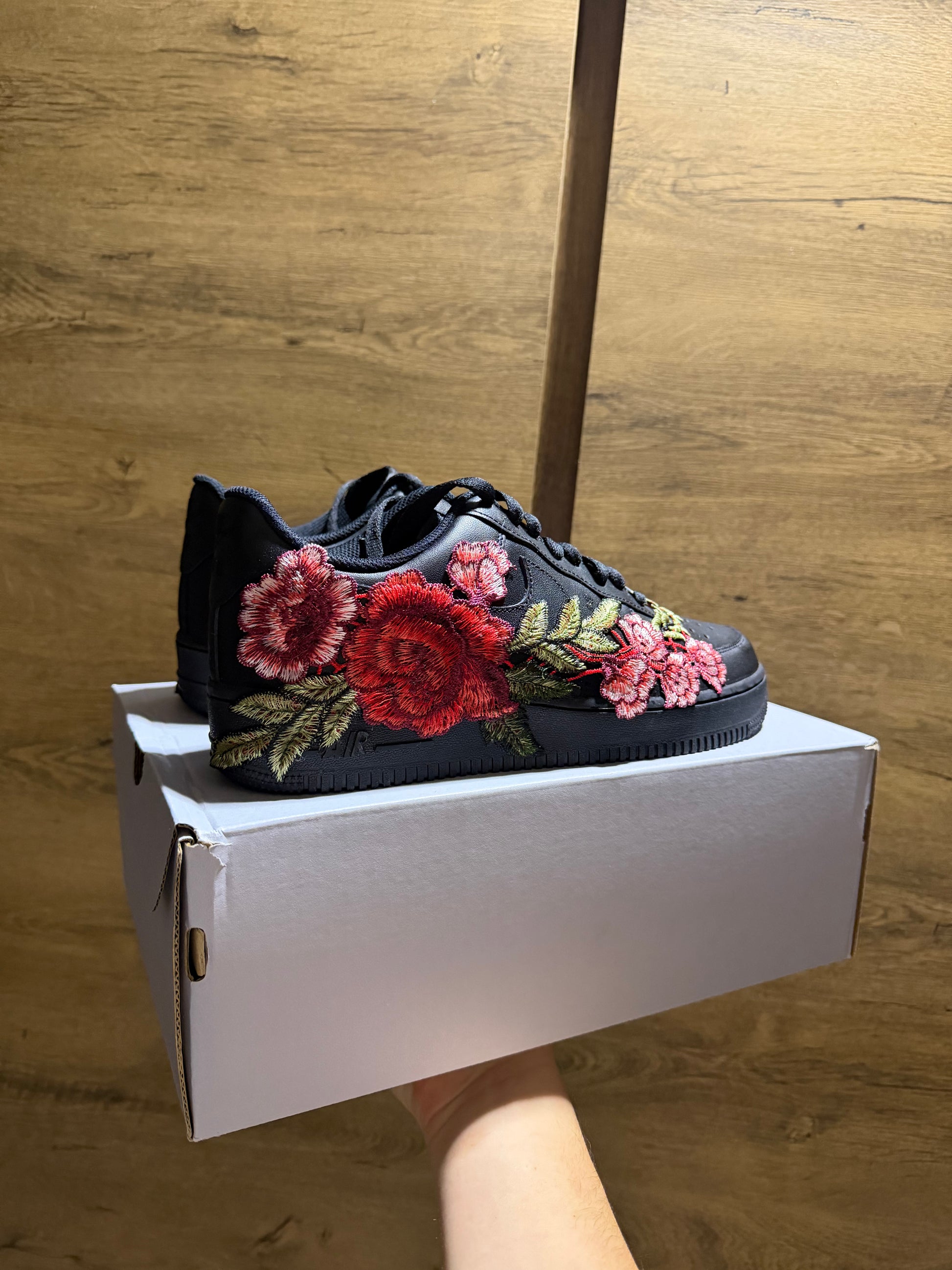Nike Air Force 1 Triple Black "ROSE" sarok nézet
