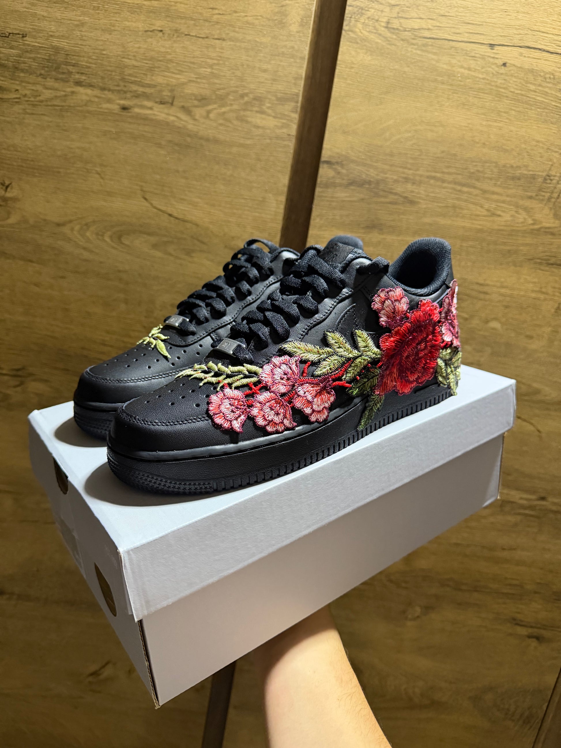 Nike Air Force 1 Triple Black "ROSE" szembe nézet