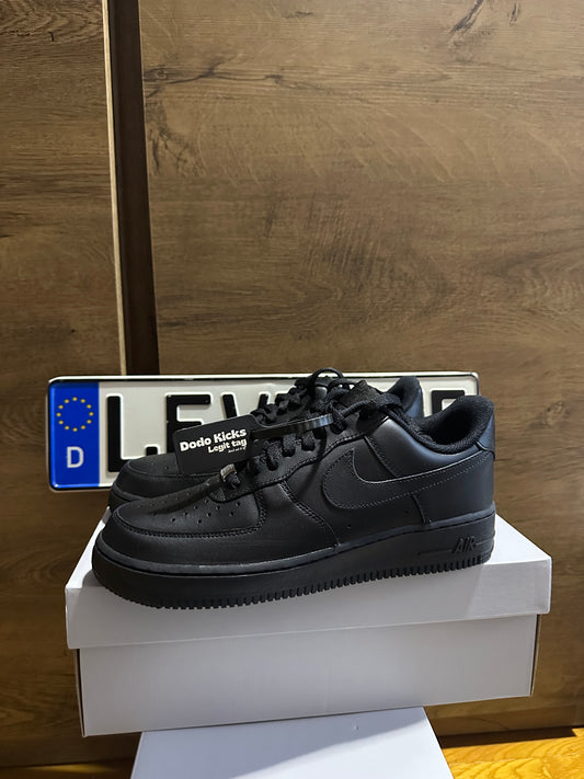 Nike Air Force 1 Triple Black oldal nézet