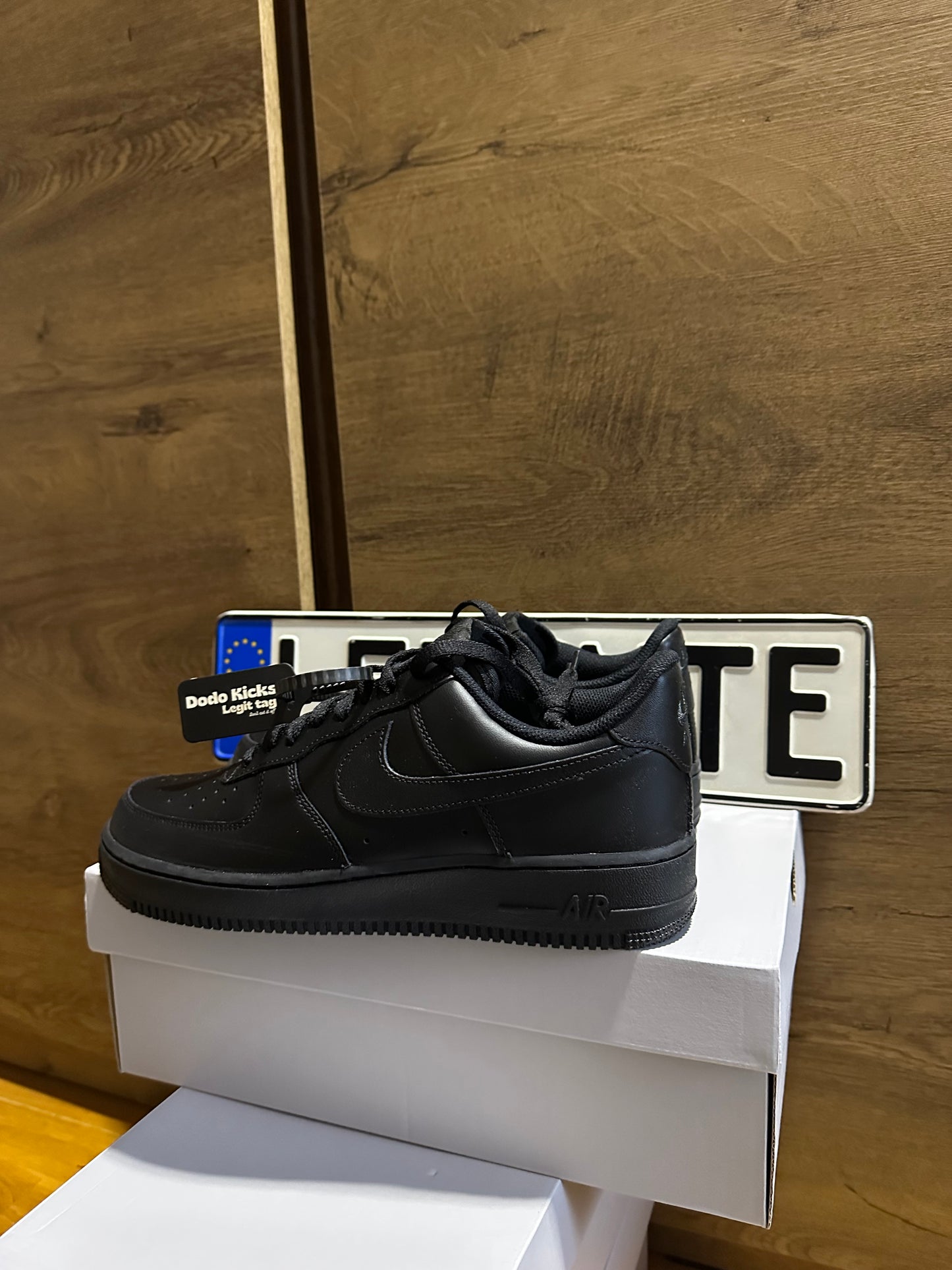 Nike Air Force 1 Triple Black sarok nézet