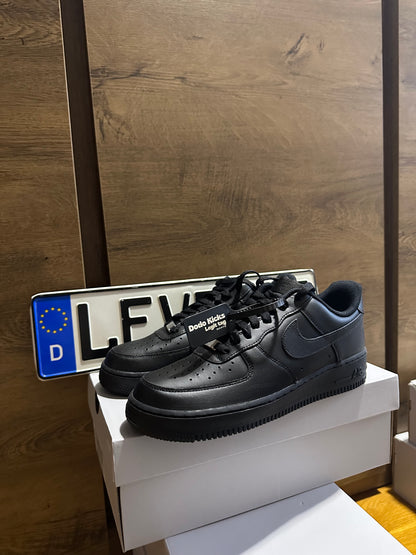 Nike Air Force 1 Triple Black szembe nézet