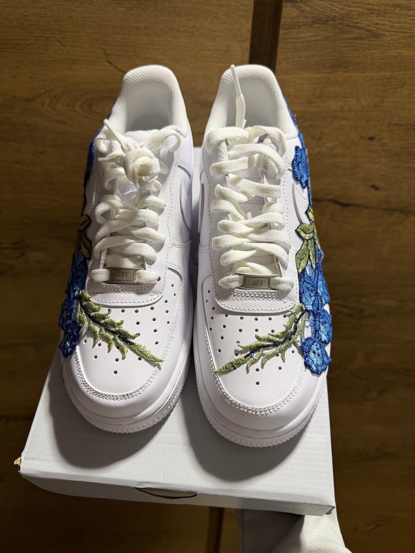 Nike Air Force 1 Triple White "BLUE ROSE" felül nézet