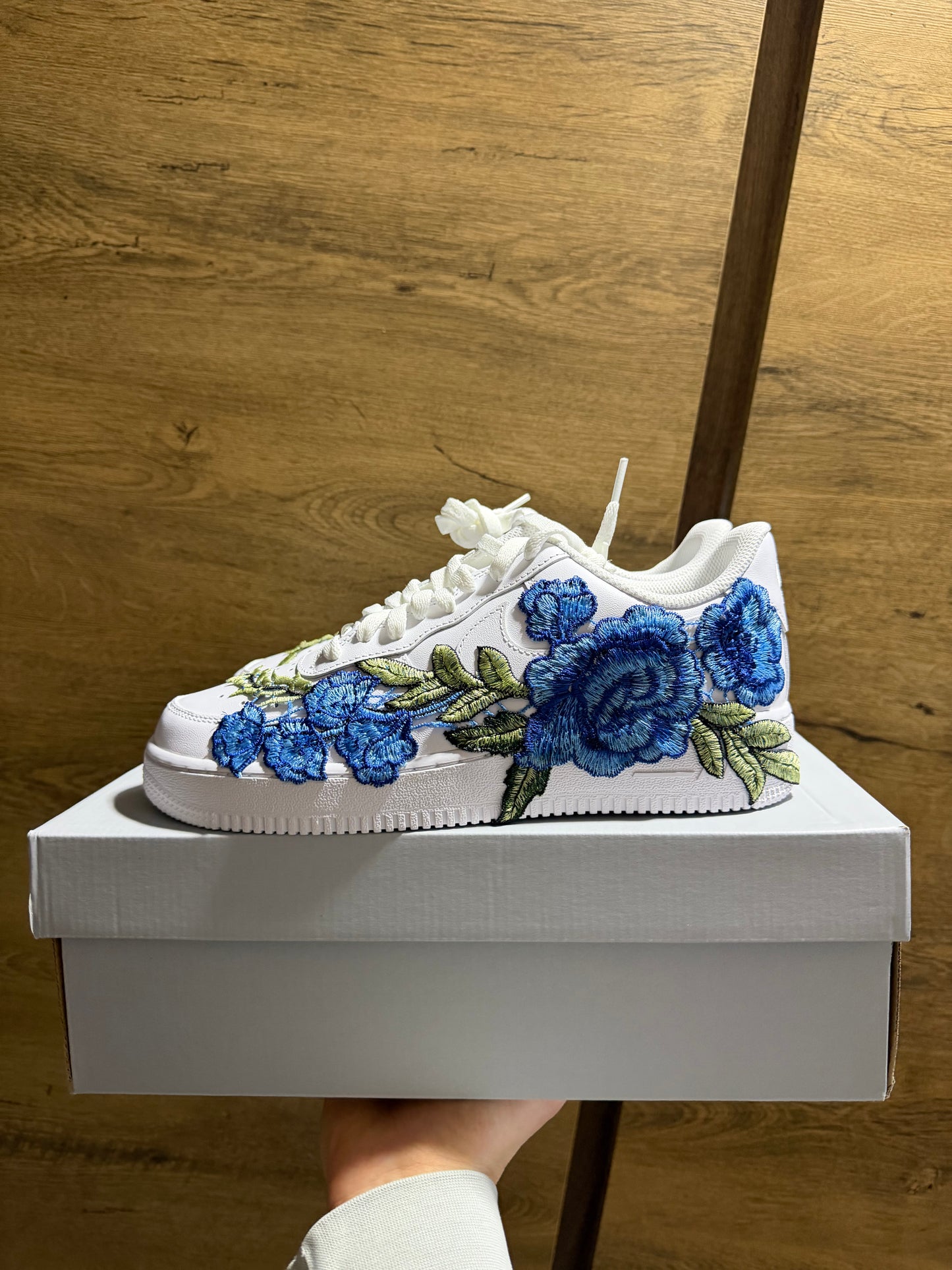 Nike Air Force 1 Triple White "BLUE ROSE" oldal nézet