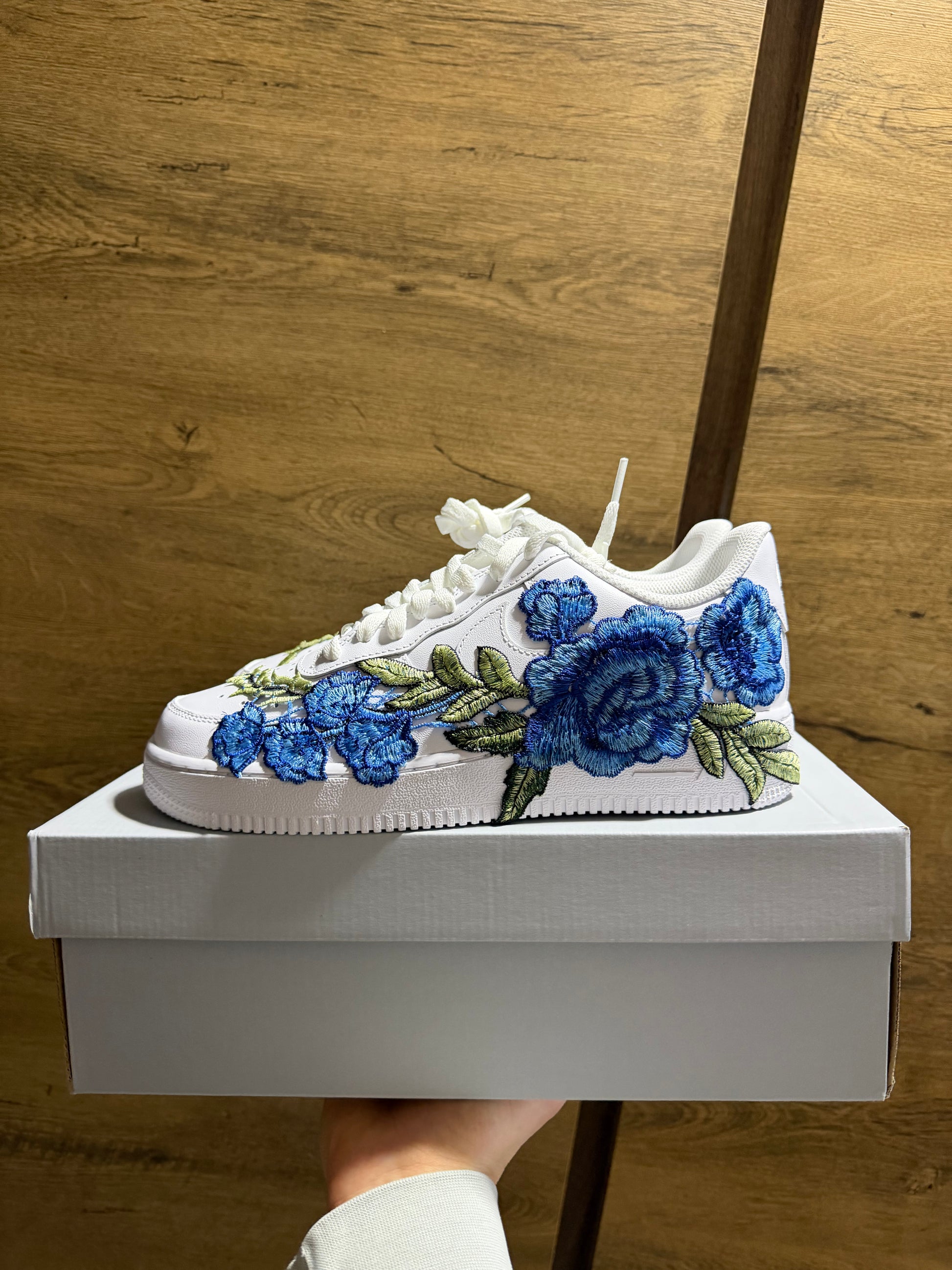 Nike Air Force 1 Triple White "BLUE ROSE" oldal nézet