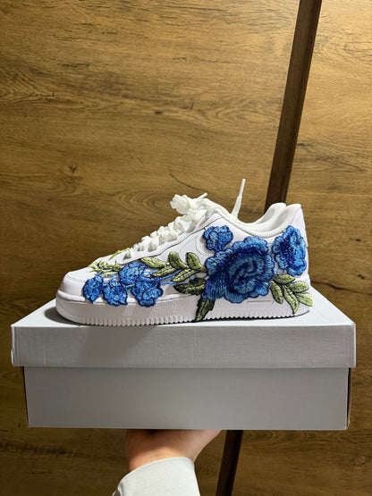 Nike Air Force 1 Triple White "BLUE ROSE" oldal nézet