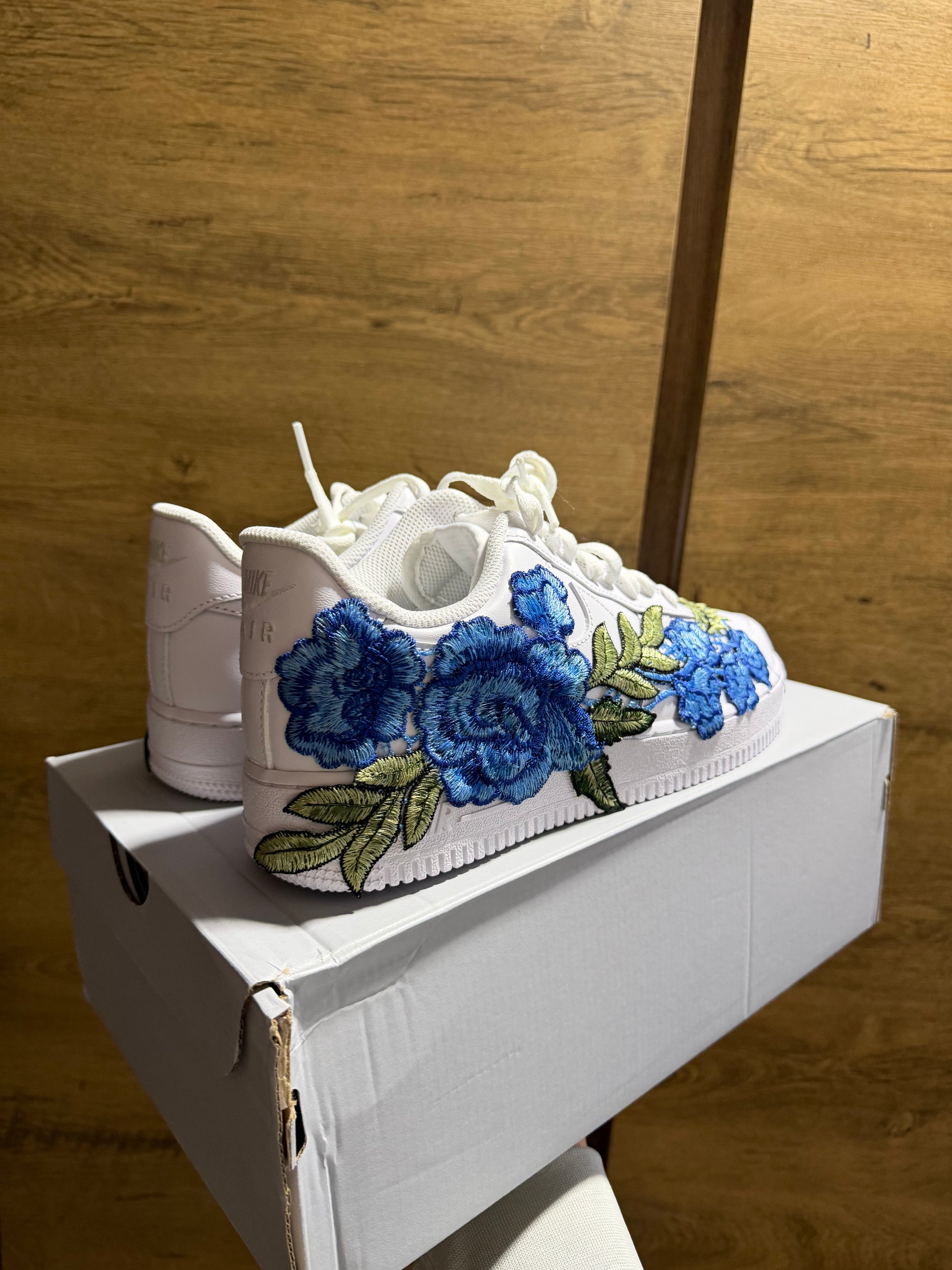 Nike Air Force 1 Triple White "BLUE ROSE" sarok nézet