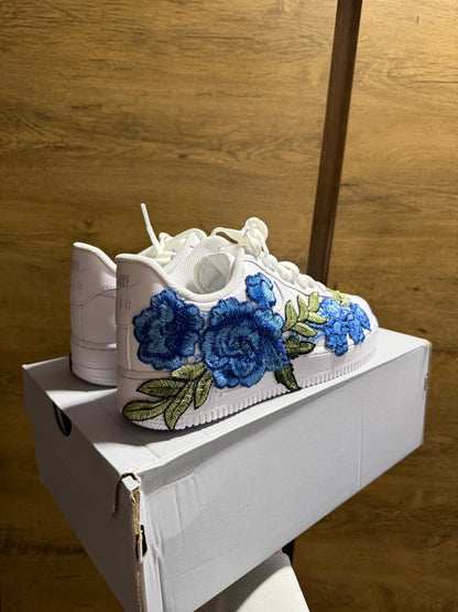 Nike Air Force 1 Triple White "BLUE ROSE" sarok nézet
