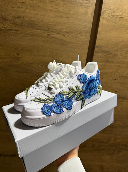Nike Air Force 1 Triple White "BLUE ROSE" szembe nézet