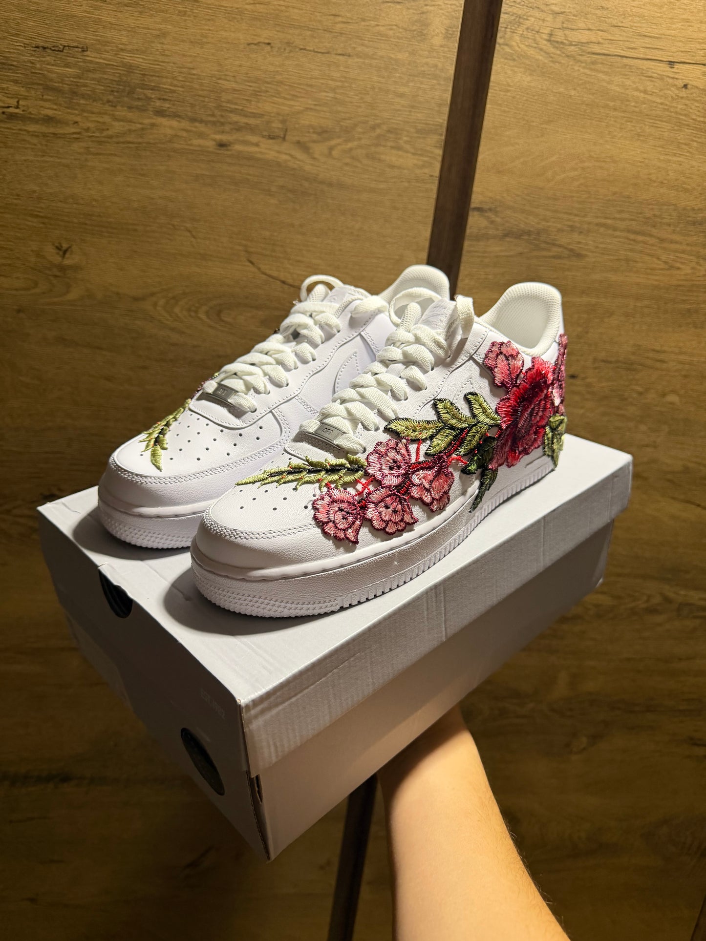 Nike Air Force 1 Triple White "ROSE" elöl nézet