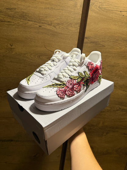 Nike Air Force 1 Triple White "ROSE" elöl nézet