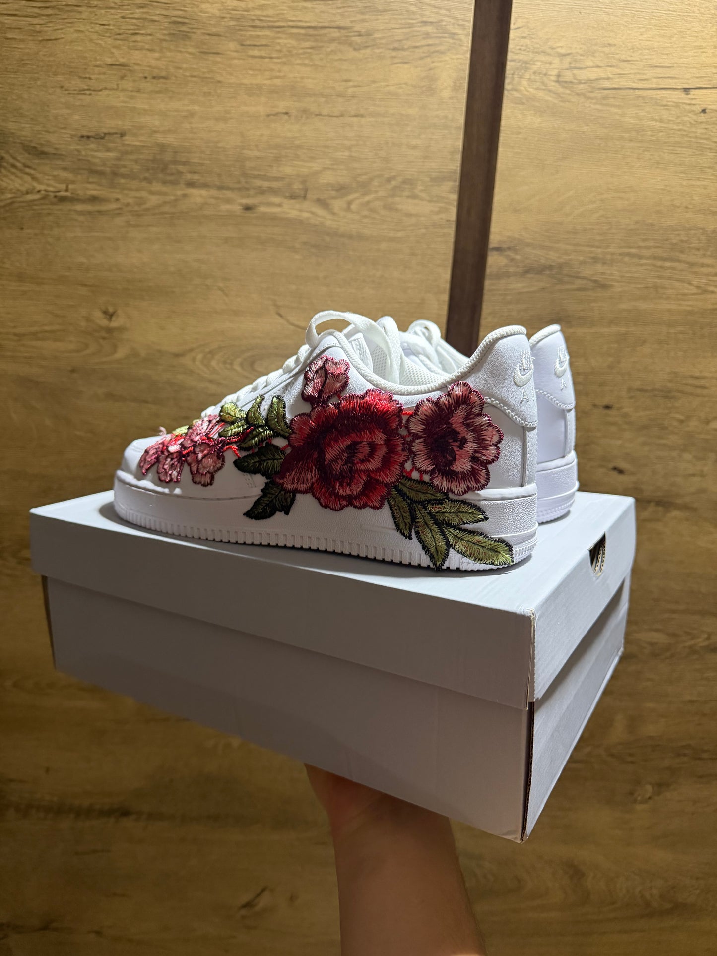 Nike Air Force 1 Triple White "ROSE" sarok nézet