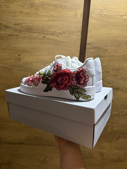 Nike Air Force 1 Triple White "ROSE" sarok nézet