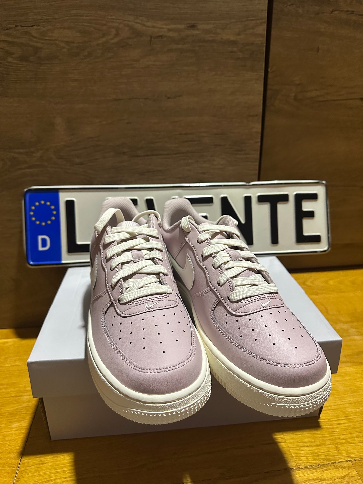 Nike Air Force 1 “Violet” szembe nézet